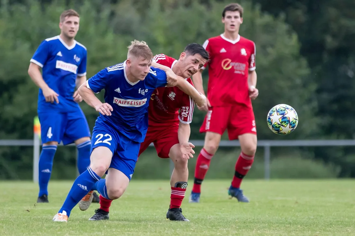sport_31082019_fussball_crm_08_preview Der Effretiker Romario Giger (links) kämpft um den Ball.