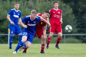 sport_31082019_fussball_crm_08_preview Der Effretiker Romario Giger (links) kämpft um den Ball.