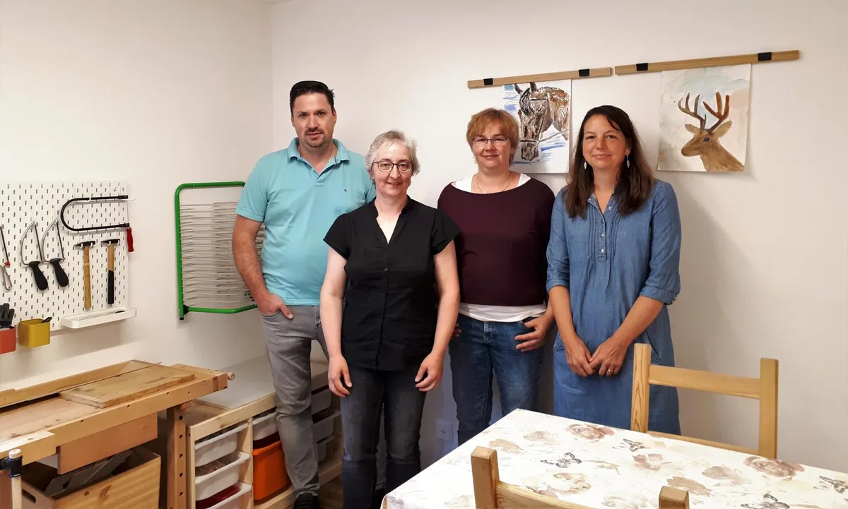 sternenberg1_preview Stephan Rüegg, Karin Inauen, Rita Canale und Melanie Altherr im Bastelzimmer der neuen Tagesbetreuung., Im rechten Hausteil ist neu die Tagesbetreuung untergebracht. Links bleibt Platz für Therapiezimmer., Die einzelnen Zimmer sollen den Kindern auch Rückzugsorte bieten., Betreuerin Melanie Altherr und Leiterin Rita Canale sind derzeit mit Einrichten beschäftigt.