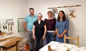 sternenberg1_preview Stephan Rüegg, Karin Inauen, Rita Canale und Melanie Altherr im Bastelzimmer der neuen Tagesbetreuung., Im rechten Hausteil ist neu die Tagesbetreuung untergebracht. Links bleibt Platz für Therapiezimmer., Die einzelnen Zimmer sollen den Kindern auch Rückzugsorte bieten., Betreuerin Melanie Altherr und Leiterin Rita Canale sind derzeit mit Einrichten beschäftigt.