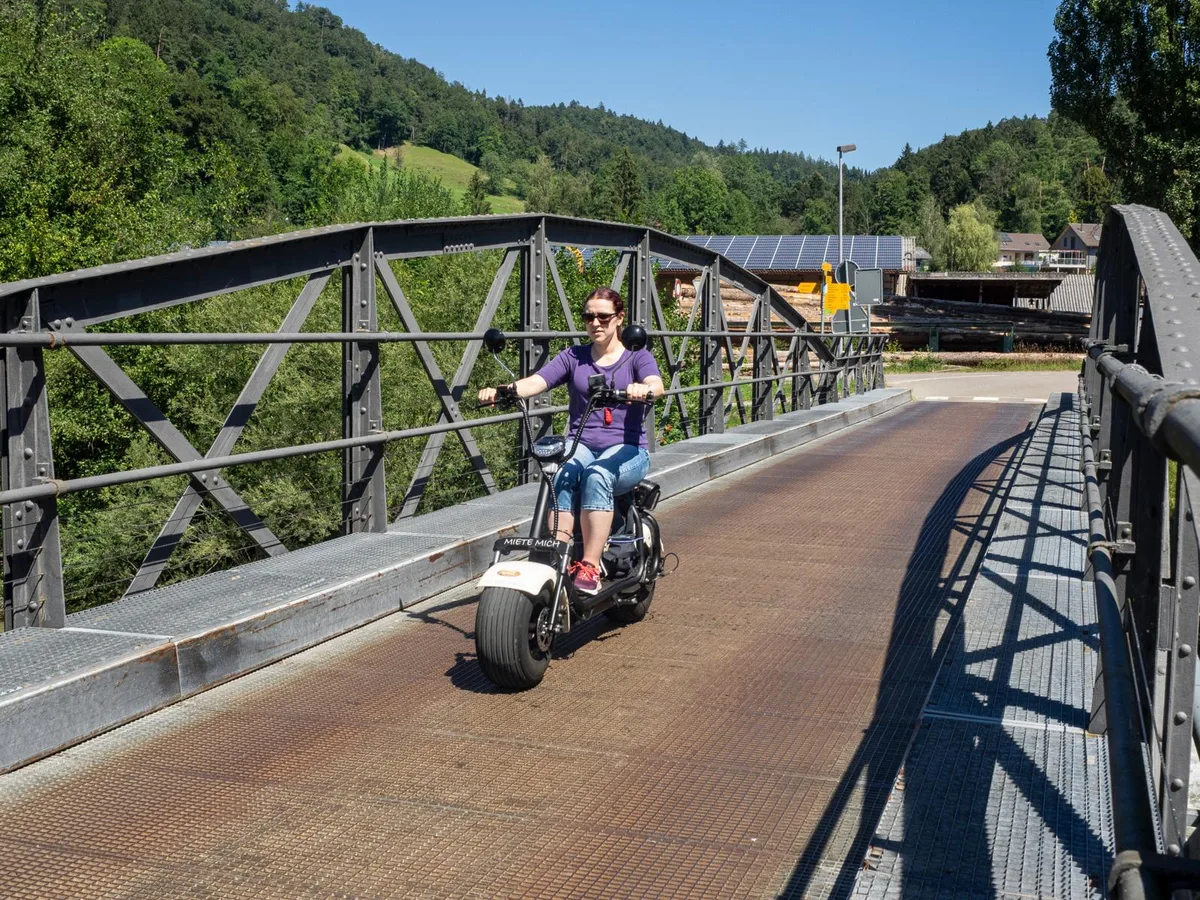 ttr1_preview Praktikantin Bettina Schnider während ihrer Probefahrt mit dem Scooter. Höchste Konzentration ist gefragt., Im Rückspiegel hat man immer alles im Blick., Der «Fatboy» fährt maximal 20 Kilometer pro Stunde und ist mit seinen breiten Reifen überraschend stabil.