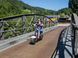 ttr1_preview Praktikantin Bettina Schnider während ihrer Probefahrt mit dem Scooter. Höchste Konzentration ist gefragt., Im Rückspiegel hat man immer alles im Blick., Der «Fatboy» fährt maximal 20 Kilometer pro Stunde und ist mit seinen breiten Reifen überraschend stabil.