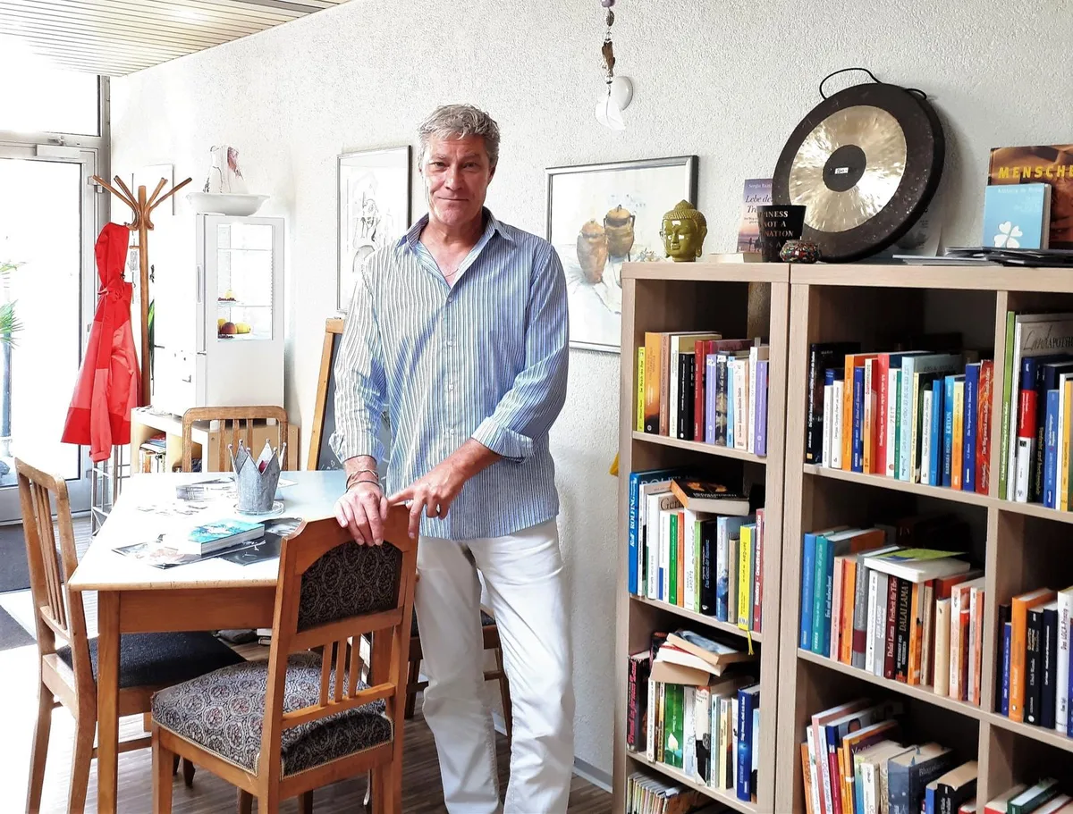 Melchior Zenger führt zusammen mit seiner Ehefrau seit rund zwei Jahren das Café Rumi in Turbenthal., Das «Rumi» soll ein Ort zum Verweilen bleiben., Bei schönem Wetter können die Gäste auch im Garten Platz nehmen., Die Nachfolger der Zengers müssen sich auf viel Arbeit gefasst machen, aber auch auf enge Platzverhältnisse in der Küche.