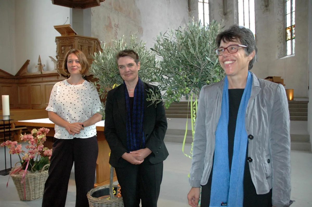 v-l-n-r-%20pfrn-%20johanna%20breidenbach%20dekanin%20esther%20cartwright%20pfrn_preview Pfarrerinnen Johanna Breidenbach (links) und Sonja Zryd (rechts) beim Einsetzungsfest. In der Mitte: Dekanin Esther Cartwright., Der ökumenische Kirchenchor Elgg grüsste mit zwei Liedvorträgen. , Nach dem Begrüssungsgottesdienst wurde angestossen.