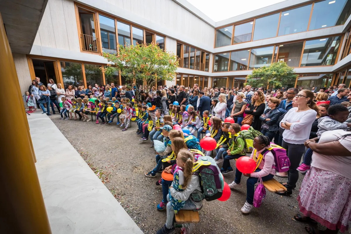 Solche Feierlichkeiten wie am ersten Schultag im Jahr 2017 in Volketswil wird es in der Region dieses Jahr nicht geben., Viele Schulen verzichten auf eine traditionelle Feier. Eltern erhalten wegen Corona nur begrenzt Zutritt zu den Schulhäusern.