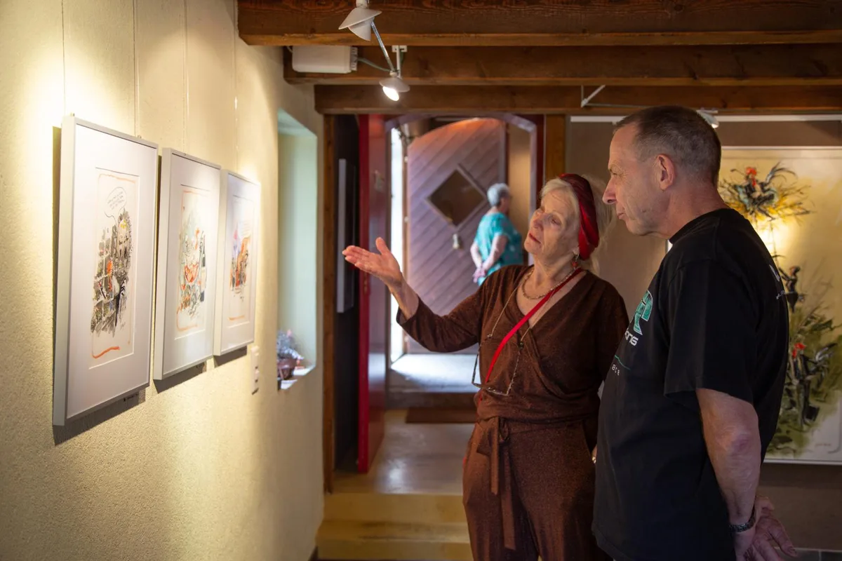 106a2418_preview Am Samstag traf man sich in Schalchen zu einer Vernissage., Gastgeber war der Künstler Charly Bühler., Er sorgte auch dafür, dass jedes Bild am richtigen Platz war., Die Vernissage fand in Bühlers Atelier in Schalchen statt., Kunstliebhaber kamen dabei genauso auf ihre Kosten wie Hühnerfans., Denn Charly Bühlers Werke sind alle im «Chicken-Style» gehalten. , Sie widerspiegeln das menschliche Zusammenleben., Charly und Margrit Bühler nahmen sich alle Zeit für Gespräche., Angeregtes Fachsimpeln durfte ebenfalls nicht fehlen., Die Bilder können nun bis am 4. Oktober besichtigt werden., Die Vernissage in Charly Bühlers Atelier war gut besucht., Die Vernissage in Charly Bühlers Atelier war gut besucht., Die Vernissage in Charly Bühlers Atelier war gut besucht., Die Vernissage in Charly Bühlers Atelier war gut besucht., Die Vernissage in Charly Bühlers Atelier war gut besucht., Die Vernissage in Charly Bühlers Atelier war gut besucht., Die Vernissage in Charly Bühlers Atelier war gut besucht., Die Vernissage in Charly Bühlers Atelier war gut besucht., Die Vernissage in Charly Bühlers Atelier war gut besucht.
