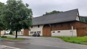 20200614_145151_preview Das Schlossguet soll für rund 2,8 Millionen Franken umgebaut werden., Rund 100 Personen nahmen an der Infoveranstaltung am Montagabend teil.
