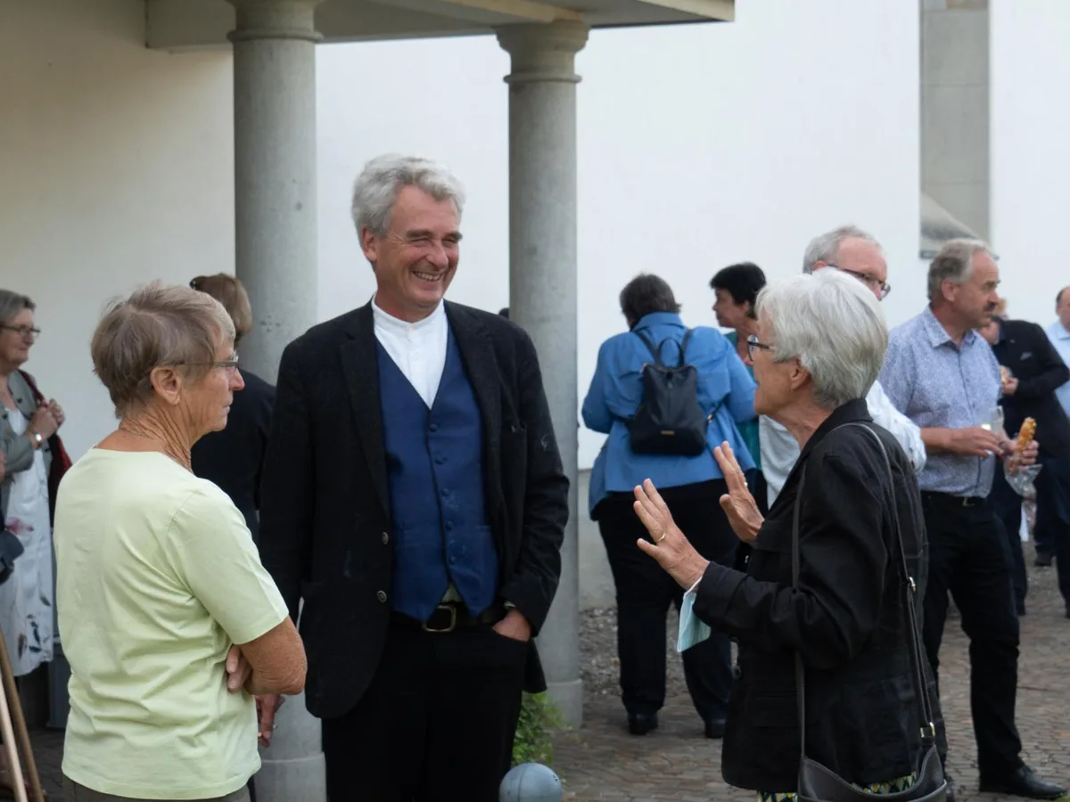 20200913-s9130852-kgtw-abschiedmarcschedler_preview Pfarrer Marc Schedler (Mitte) geht in Pension., Die Kirchgemeindemitglieder konnten sich bei einem Apéro von ihm verabschieden., Vorgängig fand ein Gottesdienst statt, den Marc Schedler zusammen mit ..., ... seiner Pfarrkollegin Heidi Noll gestaltete., Den Einsatz von Marc Schedler würdigten unter anderem Kirchenpflegepräsidentin Marianne Heusi, ..., ... Kirchenrätin Margrit Hugentobler und ..., ... Dekanin Esther Cartwright., Anna-Maria Caldarulo, die Präsidentin der örtlichen katholischen Kirchenpflege, dankte für die gute Zusammenarbeit., Hans-Ulrich Menzi, Präsident der Kirchenpflege Zell, im Gespräch mit Erna Brüngger., Musikalisch umrahmt wurde der Gottesdienst von Gevorg Alekxanyan an der Bratsche und ..., ... von einem vierköpfigen Ad-hoc-Chor, in dem Marc Schedler selber mitsang., Pfarrer Marc Schedler wurde am Sonntag verabschiedet., Pfarrer Marc Schedler wurde am Sonntag verabschiedet., Pfarrer Marc Schedler wurde am Sonntag verabschiedet., Pfarrer Marc Schedler wurde am Sonntag verabschiedet.