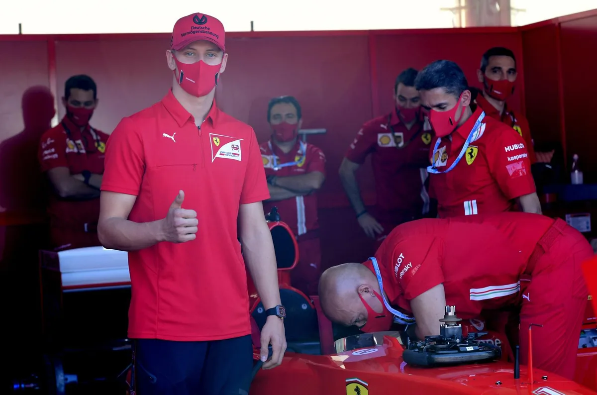 Daumen hoch: Mick Schumacher fährt für Alfa Romeo eine Traininssession.