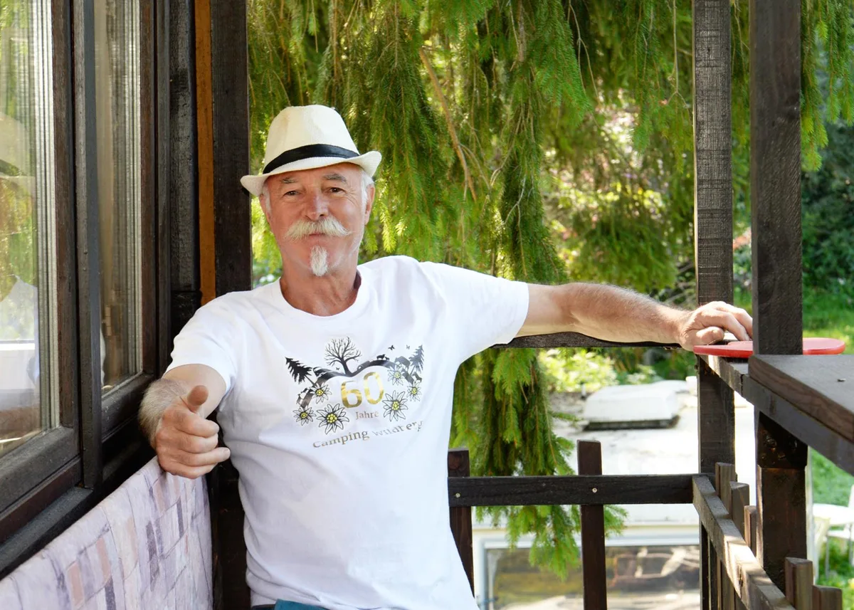 Campingplatzbetreiber Teddy Seiler hat Grund zur Freude., Denn sein Camping Wildberg feiert dieses Jahr den 60. Geburtstag., Der Campingplatz ist liebevoll mit Details ausgestattet. , Es gibt sogar einen Wohnwagen für die Tiere.