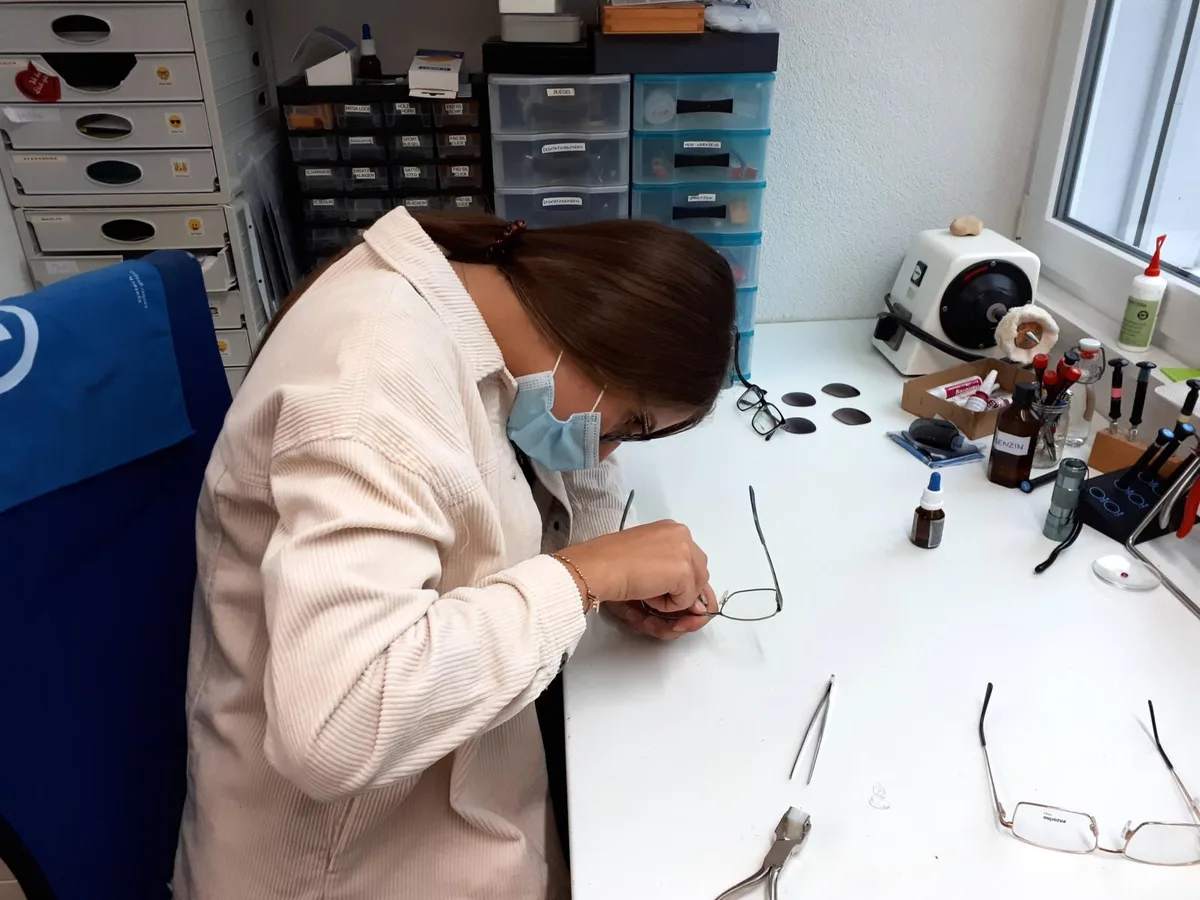 Höchste Konzentration ist gefragt. Schülerin Fiona richtet während des Berufswahlparcours eine Brille., Nadine Bernet, Geschäftsführerin von Optik Barth in Turbenthal, gibt Anweisungen., Gian Forrer, der seine Lehre bei Kuhn Rikon absolvierte, zeigt sechs Schülern die Aufgaben eines Logistikers., Dazu gehört auch das korrekte Erfassen von Warenbeständen. Schüler Vasilij darf den Scanner ausprobieren., Blutdruckmessen gehört zur Aufgabe einer Medizinischen Praxisassistentin. Deshalb darf das die Schülerinnen ausprobieren.