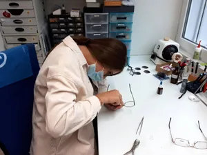 bw1_preview Höchste Konzentration ist gefragt. Schülerin Fiona richtet während des Berufswahlparcours eine Brille., Nadine Bernet, Geschäftsführerin von Optik Barth in Turbenthal, gibt Anweisungen., Gian Forrer, der seine Lehre bei Kuhn Rikon absolvierte, zeigt sechs Schülern die Aufgaben eines Logistikers., Dazu gehört auch das korrekte Erfassen von Warenbeständen. Schüler Vasilij darf den Scanner ausprobieren., Blutdruckmessen gehört zur Aufgabe einer Medizinischen Praxisassistentin. Deshalb darf das die Schülerinnen ausprobieren.