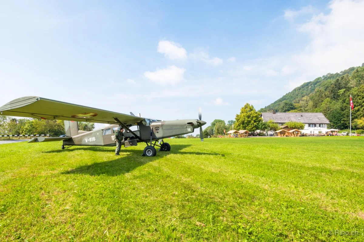 bachtel2_preview Beliebtes Ausflugs- und Anflugsziel: Der Hasenstrick., Das Militär übte vergangene Woche Freilandungen., Die Flieger des Typs Pilatus PC-6 starteten und landeten dabei immer wieder auf der Landebahn des Hasenstricks., Die vom Rütner Fotografen abgelichteten Piloten sprachen von einer fliegerisch interessanten Woche.
