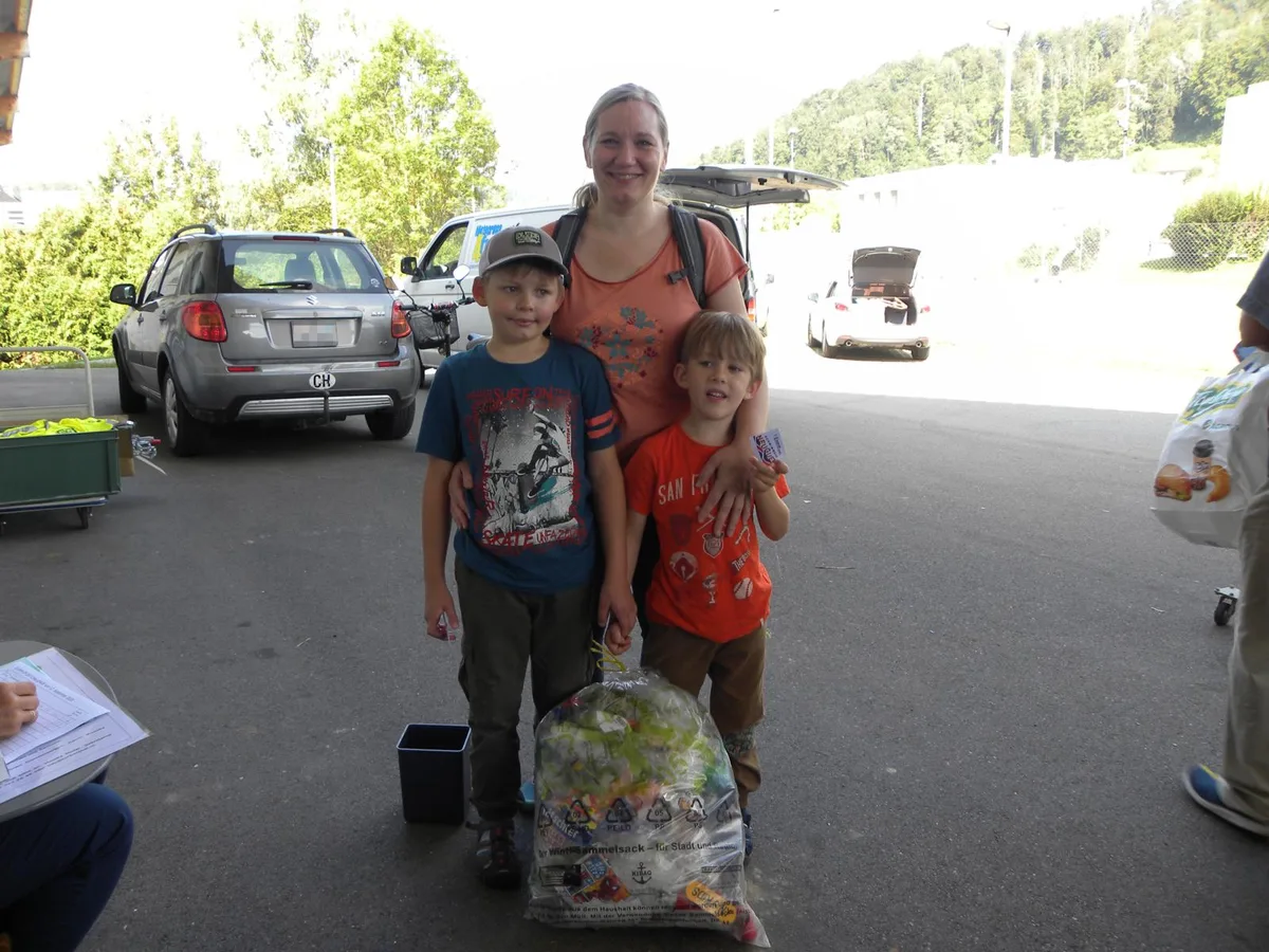 claudia%20trademann%20hat%20mit%20ihren%20achtlos%20weggeworfene%20masken%20eingesammlt_preview_0 Claudia Trademann sammelte mit ihren Kindern achtlos weggeworfene Masken ein., Jakob Sturzenegger und Monika Müller haben trotz Abfall ihren Spass., Ein freundliches Bild weist auf ein leidiges Thema hin., Asu Cenap hat mit ihrem Sohn zusammen Abfall gesammelt., Martina Scheidegger und Desirée Zegg waren an der Tösstalstrasse unterwegs.