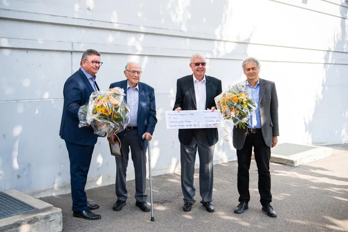 Stadtpräsident Ueli Müller (rechts) und Gemeindepräsident Bernard Hosang (links) würdigen die Preisträger., Walter und Hansruedi (rechts) Andres wurden für ihr Lebenswerk geehrt., Seit vier Jahrzehnten prägten die beiden Unternehmer das wirtschaftliche Geschehen in Illnau-Effretikon., Tätig waren die Brüder in der Transport- als auch in der Immobilienbranche., Für ihre Leistungen erhielten sie einen mit 7000 Franken dotierten Anerkennungspreis.