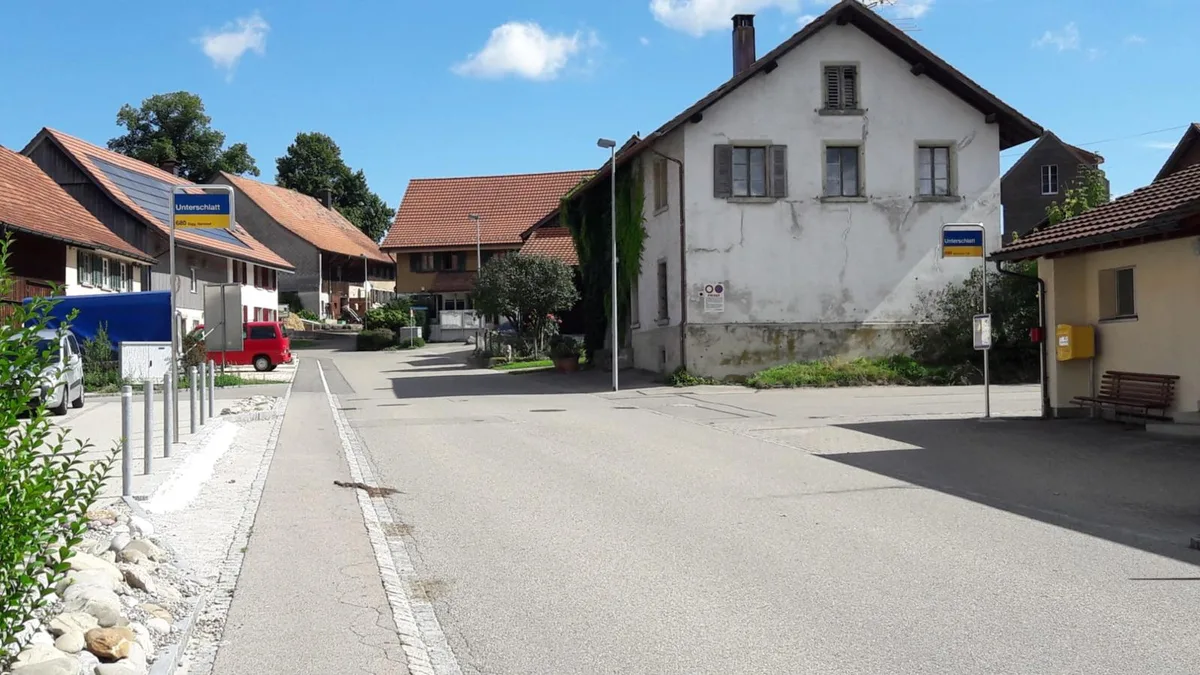 Die Postautohaltestelle Unterschlatt wird hindernisfrei.