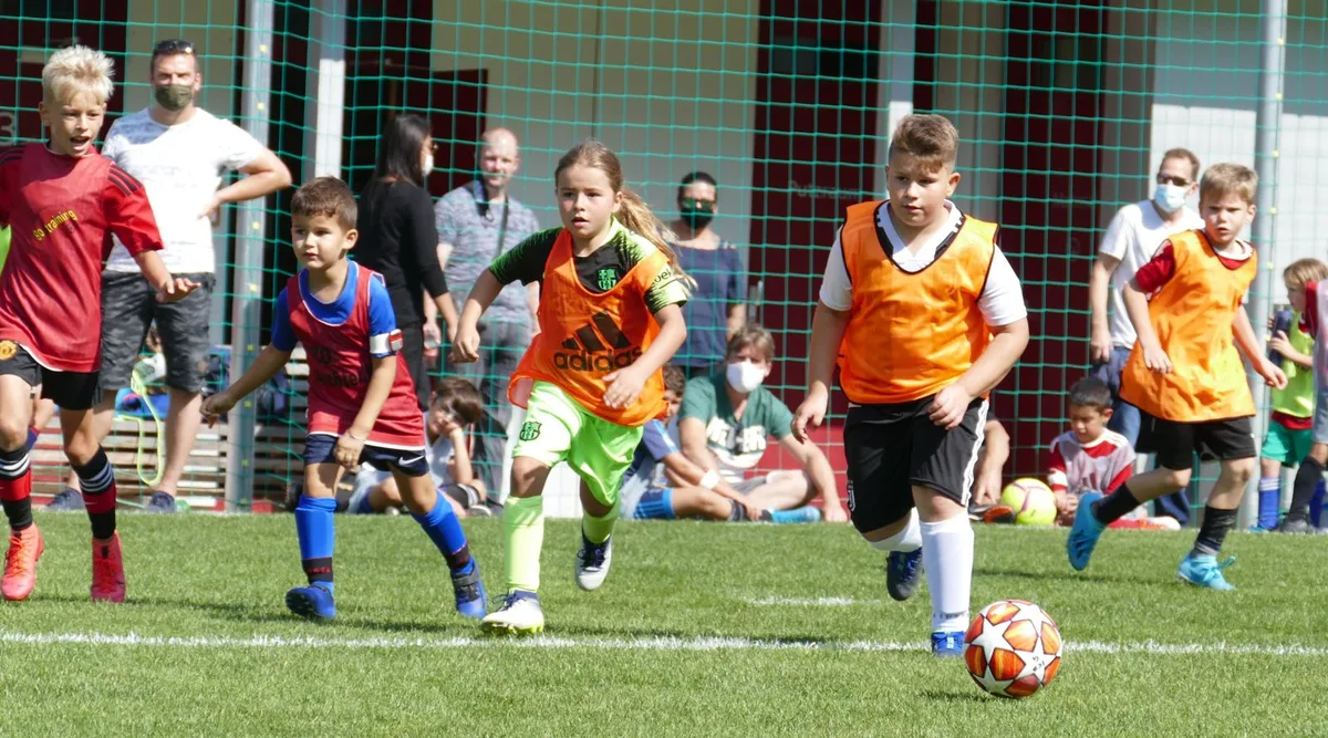 Am Sponsorenturnier sammelten die Spielerinnen und Spieler des FC Bauma Geld., Dafür waren sie mit Schrittzählern ausgerüstet., Motiviert kämpften sie um jedes Tor., Wegen der Corona-Pandemie herrschte auf dem ganzen Areal Maskenpflicht., Diese sorgte aber für keinen Abbruch der guten Stimmung.