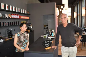 sei_0471_preview Geschäftsführerin Wei Feng mit Jürg Meier, Präsident des schweizerischen Teeclubs im neu eröffneten Lokal «Yulu» in Uster., Das Teehaus steht mitten im Kern Süd., Bei der Zubereitung von Tee ist die Wassertemperatur und die Zeit entscheidend.