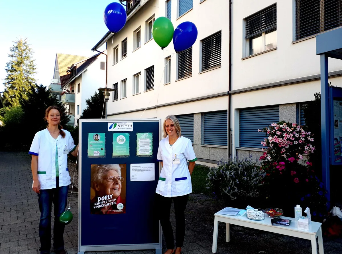 spitex1_preview Kerstin Schmidberger und Renate Stucki beim Infostand der Spitex vor dem Zeller Gemeindehaus.