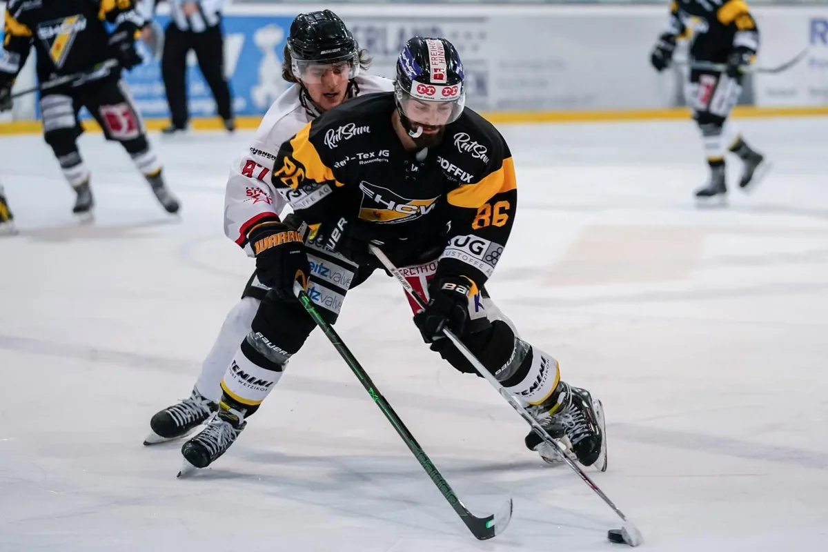 sport_11022020_eishockey_crm_02_preview Im Vorwärtsgang: Der EHC Wetzikon (Robin Meier, vorne) will in die MSL.