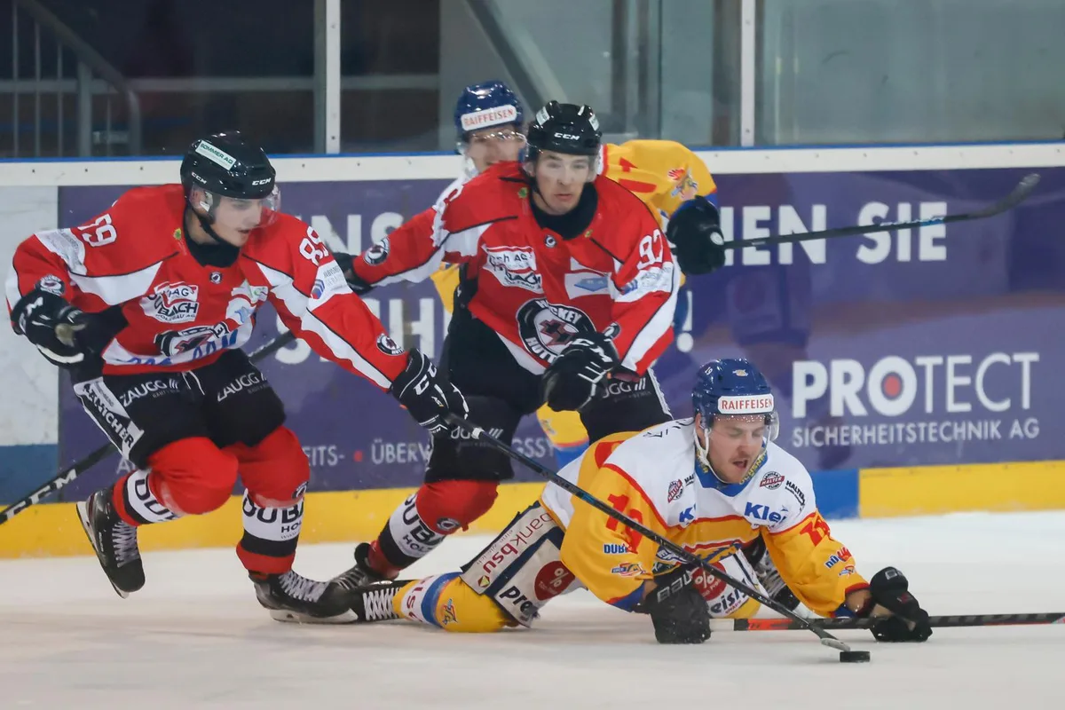 sport_19092020_eishockey_crm_03_preview Der Dübendorfer Marco Suter (vorne) wird von zwei Huttwilern unsanft gestoppt.