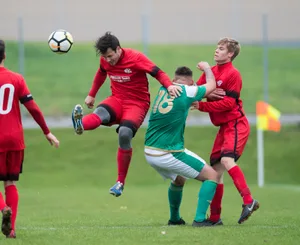 sport_28102018_fussball_pif-2_preview Geballte Kraft: Die neue IG Sport will die Interessen aller Sportvereine in Pfäffikon vertreten., Aktuell mit dabei: der FC, die ZO Pumas, die SLRG, der Tennisclub und der Turnverein., Giovanni Marti, Max Hächler und Andi Räz (v.l.n.r) bilden den interimistischen Vorstand.
