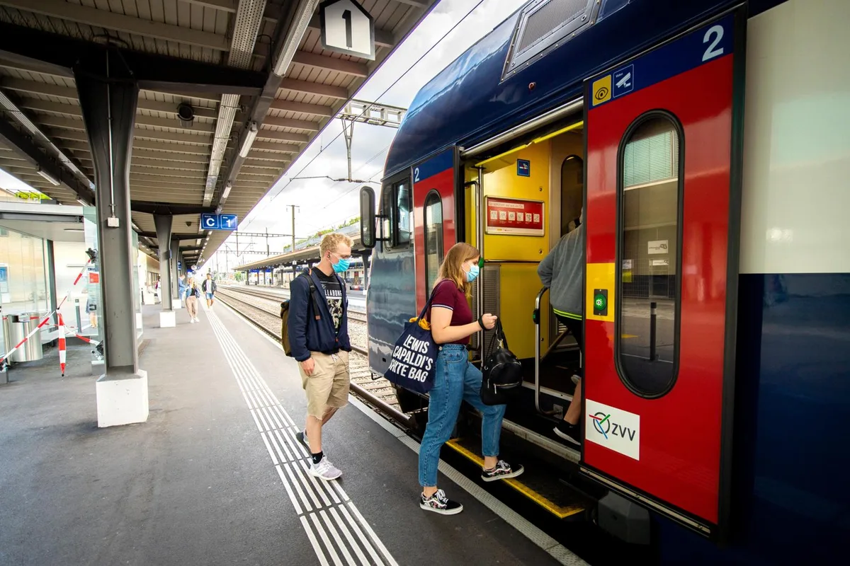 uster_06072020_maskenpflicht_sbo_16_preview Wegen der Corona-Krise entfallen dem Zürcher Verkehrsverbund Einnahmen.