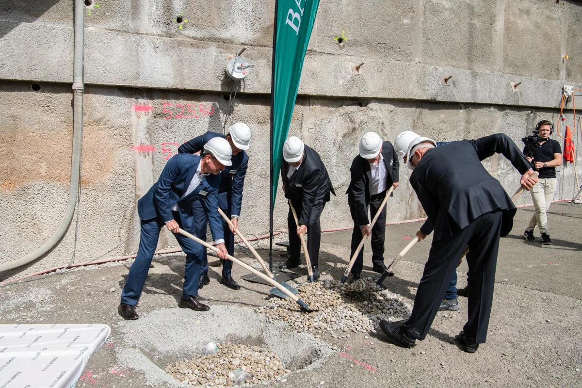 wetzikon_07092020_grundsteinlegungavera_sbo_31_preview Die Grundsteinlegung ist erfolgt; jetzt wird auf der Avera-Baustelle in die Höhe gebaut., Die Baugrube ist tief - hier entsteht eine grosse Garage., , , , , , , , , , , , , , , ,
