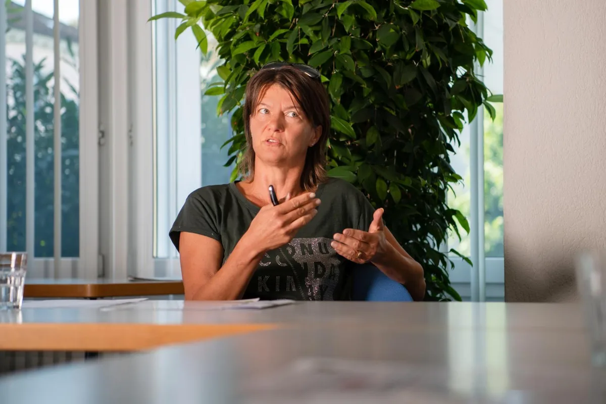 wetzikon_10092020_streitgespraechlandkauftannenrain_sbo_5_preview GLP-Präsidentin Esther Schlatter stellt sich gegen den Wetziker Stadtrat und seine Absicht, Land vom Kanton zu kaufen., FDP-Präsident Stefan Lenz unterstützt den Stadtrat bei seinen Plänen und weibelt für das Geschäft., Beim Vorgehen der Stadt handle es sich um Spekulation, was nicht Aufgabe der Exekutive sei, sagt Schlatter., Lenz widerspricht: Der Kauf stelle eine strategische Investition dar. Die Stadt habe die Pflicht, für Arbeitsplätze zu sorgen.