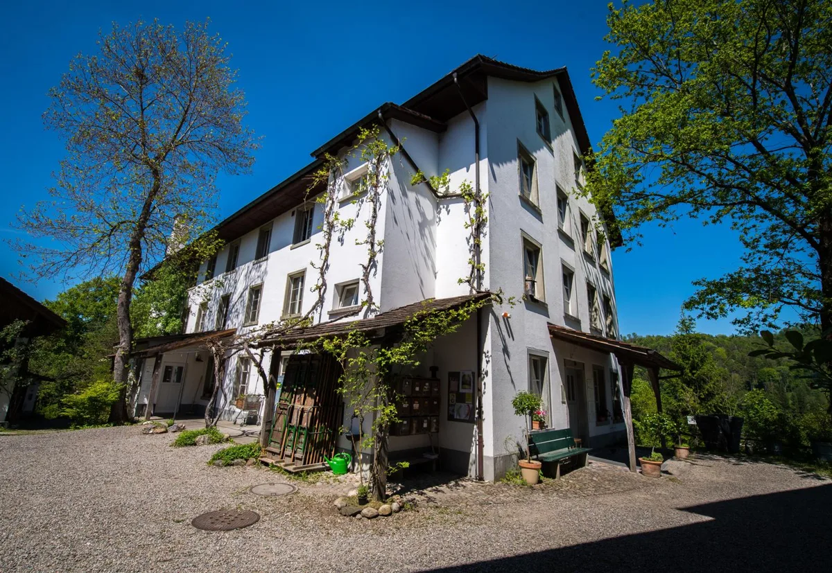 Wird die ehemalige Seidenweberei Rosenberg künftig vermehrt für Co-Working genutzt?, Gemeindepräsident Hans-Peter Meier (SVP) glaubt an das Potiential von Co-Working., Die Vertreter von Village Office und die Teilnehmer sammelten Ideen für das Co-Working in Wila.
