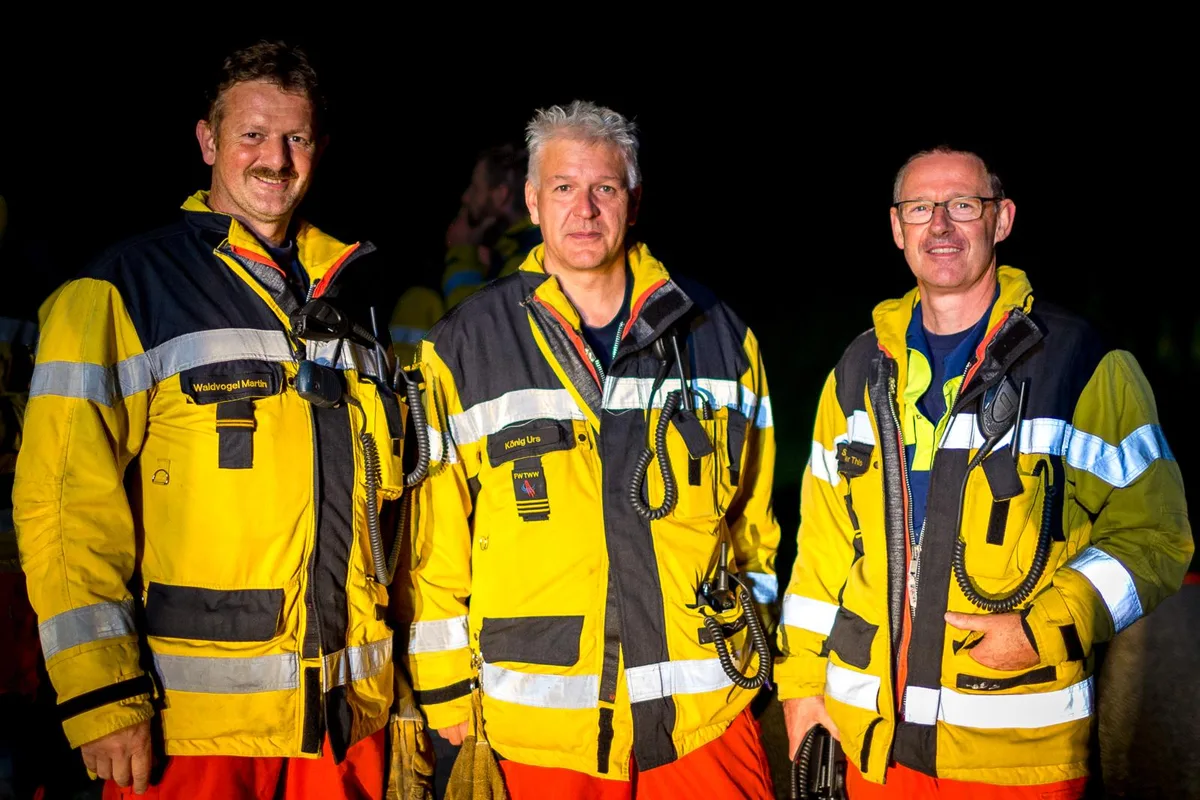_q0a2253_preview Die drei abtretenden Feuerwehrmitglieder: Martin Waldvogel, Urs König und Mathias Schiesser., Urs König tritt dieses Jahr als Kommandant ab., Die drei ranghohen Feuerwehrmitglieder während der Übung., Um 4.15 Uhr ging eine Alarmierung bei der Feuerwehr Turbenthal-Wila-Wildberg ein., Auf dem Pager stand: «Flugzeugabsturz klein mit Gebäude, Brenggau, Wila.», Die Opfer des Unglückes spielten Kollegen der Feuerwehr Bauma., Der Einsatz war eine geplante Übung, zu Ehren der Abtretenden., Christian Wullschleger hat die Übung organisiert. Er übernimmt ab nächstem Jahr das Kommando der Feuerwehr.