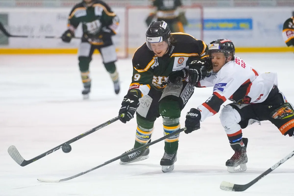 Tizian Müller (EIE) und Vikings-Angreifer Yves Rüegg schenkten sich in der letzten Finalserie nichts., Auch die Fäuste flogen schon im Derby: Gabriel Gretler (EIE) gegen Mario Senn., Vikings-Coach Gunnar Hosner., Die Dürntner Loris Voneschen und Noel Brunner freuen sich über ein Tor gegen den EIE.