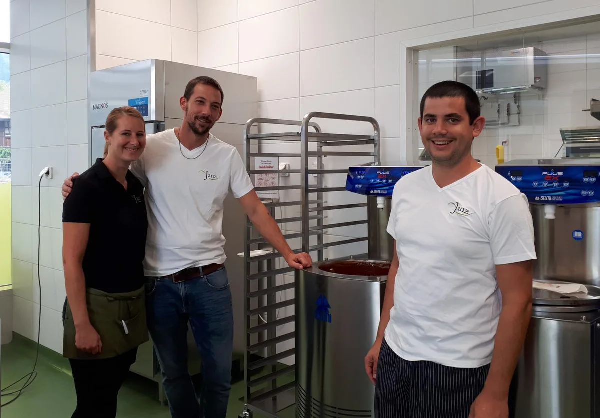 janz_confiseri_preview Kathrin Janz, Christian Deppeler Janz und Simon Hasnedl in der Confiserie der neuen Backstube. , Architektin Julia Furrer mit Deppeler Janz vor dem sechs Tonnen schweren Ofen, der Anpassungen in der Statik mit sich brachte.
