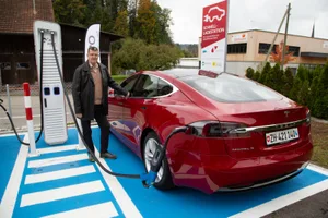 106a2703_preview Turbenthal hat jetzt eine Elektro-Schnellladestation., Die wurde am Samstag mit etwa 80 Gästen eingeweiht., Gemeinderätin Katharina Fenner (FDP) eröffnete den Anlass., Gemeinderätin Katharina Fenner (FDP) mit dem European Energie Award und Regierungsrat Martin Neukom (Grüne).