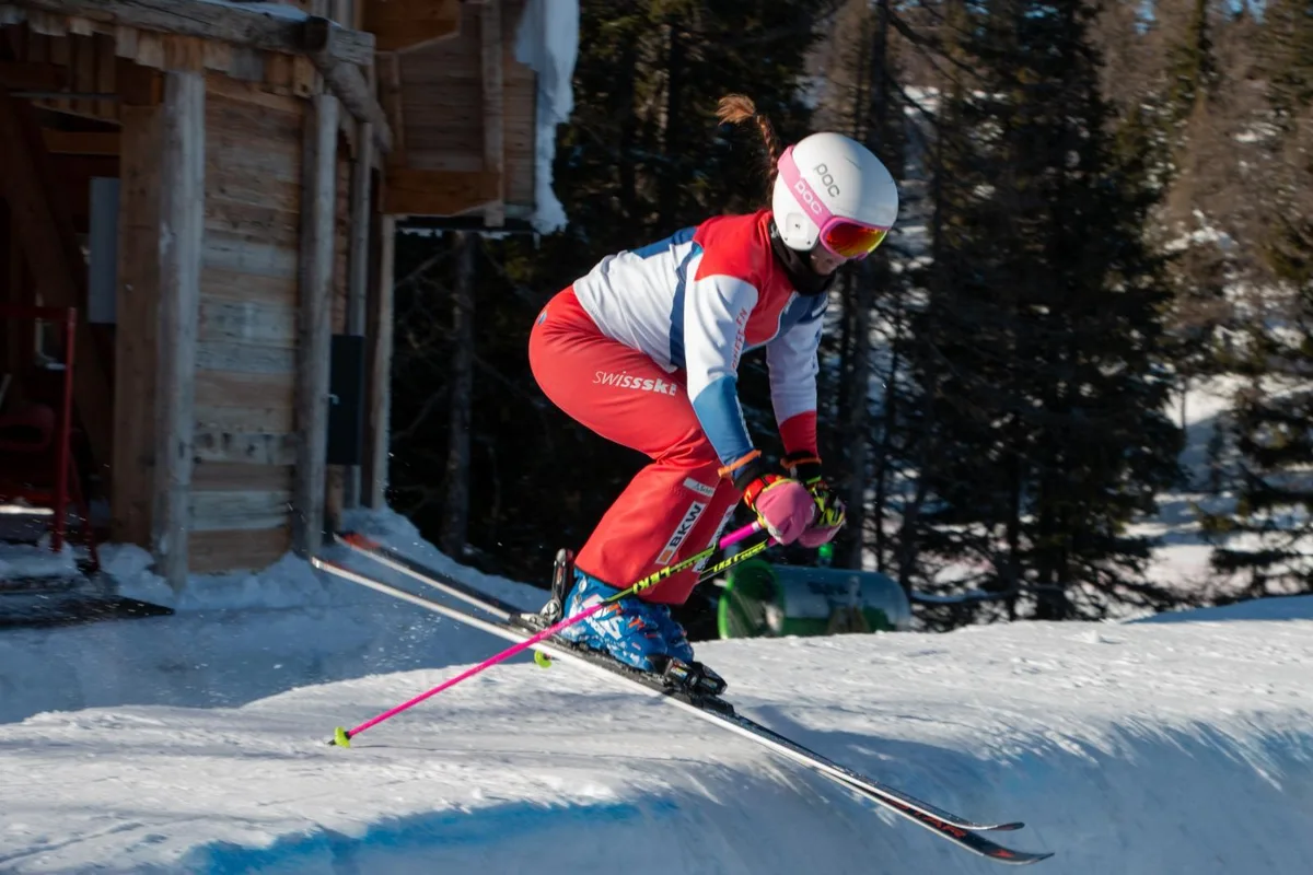 Ski-Crosserin Natalie Schär macht im Rahmen ihrer KV-Ausbildung momentan ein Praktikum beim Geschäftsfeld Sport der Stadt Uster., Auch Schwimmer Antonio Djakovic profitiert von der Vereinbarkeit von Beruf und Sport, für die Uster nun ausgezeichnet wurde.