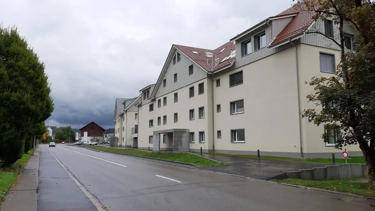 Alle 108 Wohnungen der Überbauung Verdeblu sind verkauft., Die Überbauung befindet sich in Kollbrunn gleich an der Töss., Die Migros hat im letzten Jahr in der neuen Überbauung eine Filiale eröffnet.