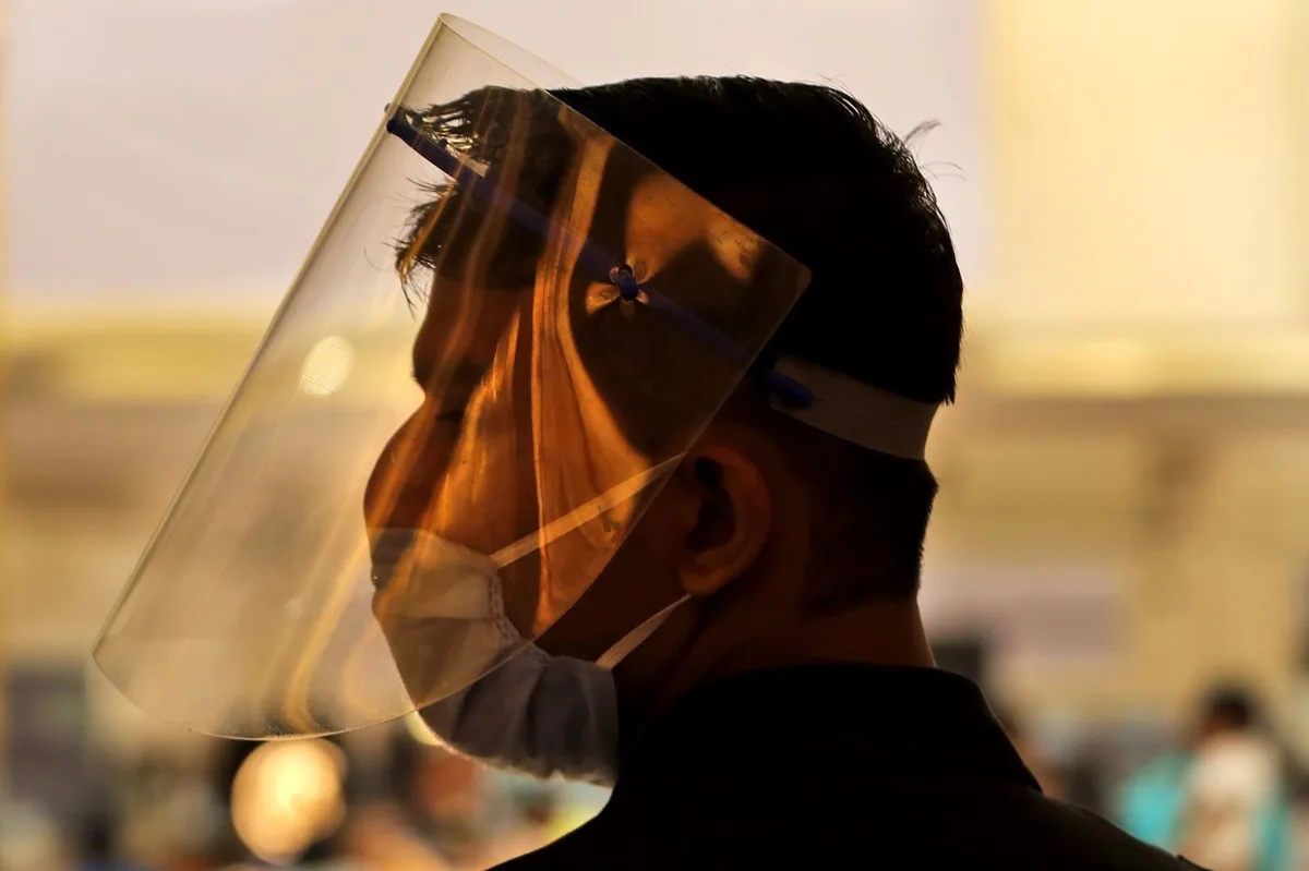 20201015143808027_preview Visier oder Maske? Diese Frage will Rütis Schulpräsident nach erklärter Maskenpflicht für Erwachsene drehen., Rütis Schulpräsident Stephan Inauen sieht wenig Probleme in der Umsetzung der Maskenpflicht., Die Hinwiler Schulleiterin Daniela Schoch sagt, Visiere seien in Hinwil längst in Betrieb., KZO-Rektor Aleksandar Popov wird wohl die Infoabende für KZO-Prüflinge absagen müssen., Pfäffikons Schulpräsident Hanspeter Hugentobler sieht in der neuen Maskenpflicht eine Vorstufe auf kommende Änderungen., Effretikons Schulvorsteherin Erika Klossner ärgert sich über die kantonale Informationspolitik.