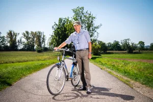 auslikon_30082019_petitionstrandbadstrasse_sbo_3_preview Bernhard Huber ist oft mit Feldstecher und Fotoapparat am Pfäffikersee anzutreffen – und oft auch mit dem Velo.