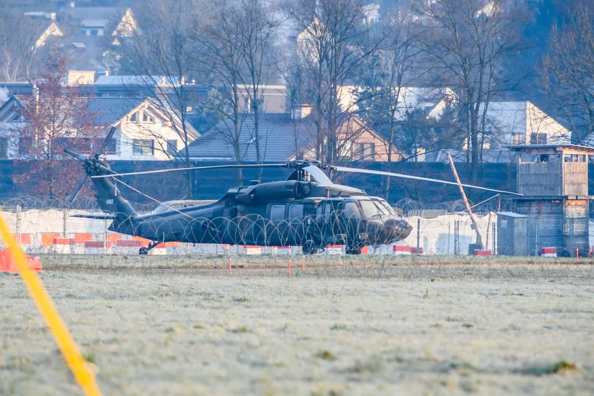 d%c3%bcbendorf_210120_wef_fsm_034_preview Sind die Amerikaner in Dübendorf? Ein Blackhawk-Helikopter der US-Armee in Dübendorf währen dem WEF 2020., Hans-Peter Erni ist Oberst im Generalstab und ehemaliger Betriebsleiter des Flugplatz Dübendorf., Schweizer «Super Puma»-Helikopter navigieren mit amerikanischen Präzisions-GPS.