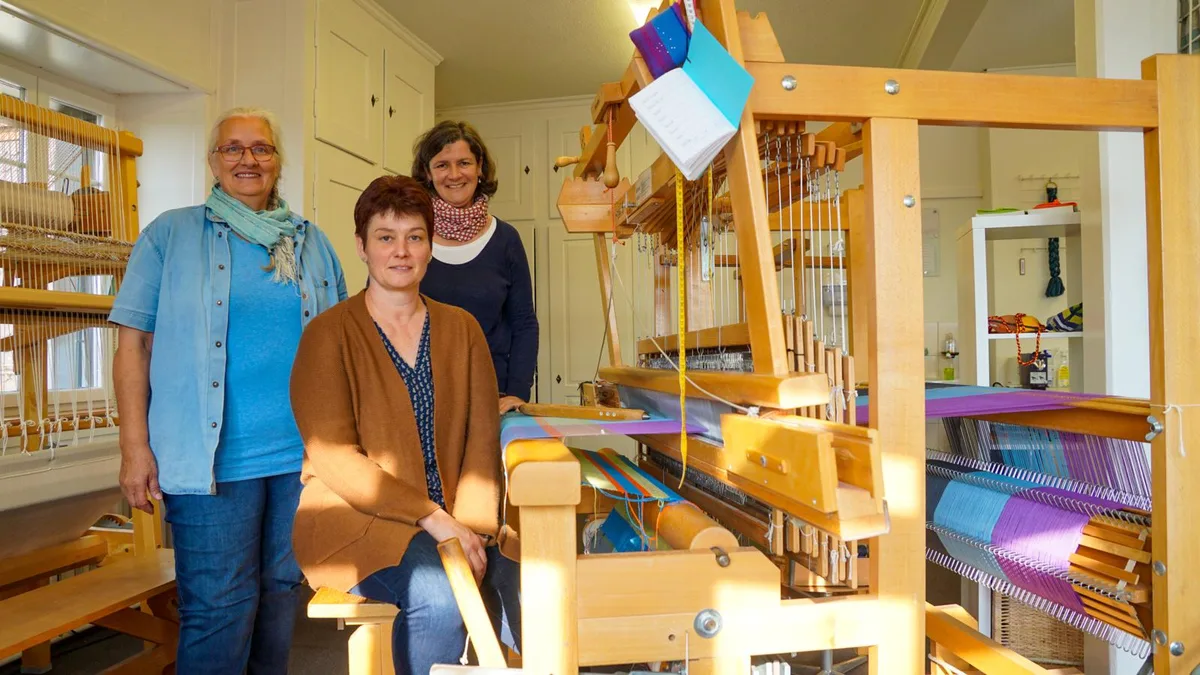 Ruth Steffen (l.), Beatrix Jucker (m.) und Nathalie Werlen (r.) bilden den Vorstand des Vereins Textrinum.