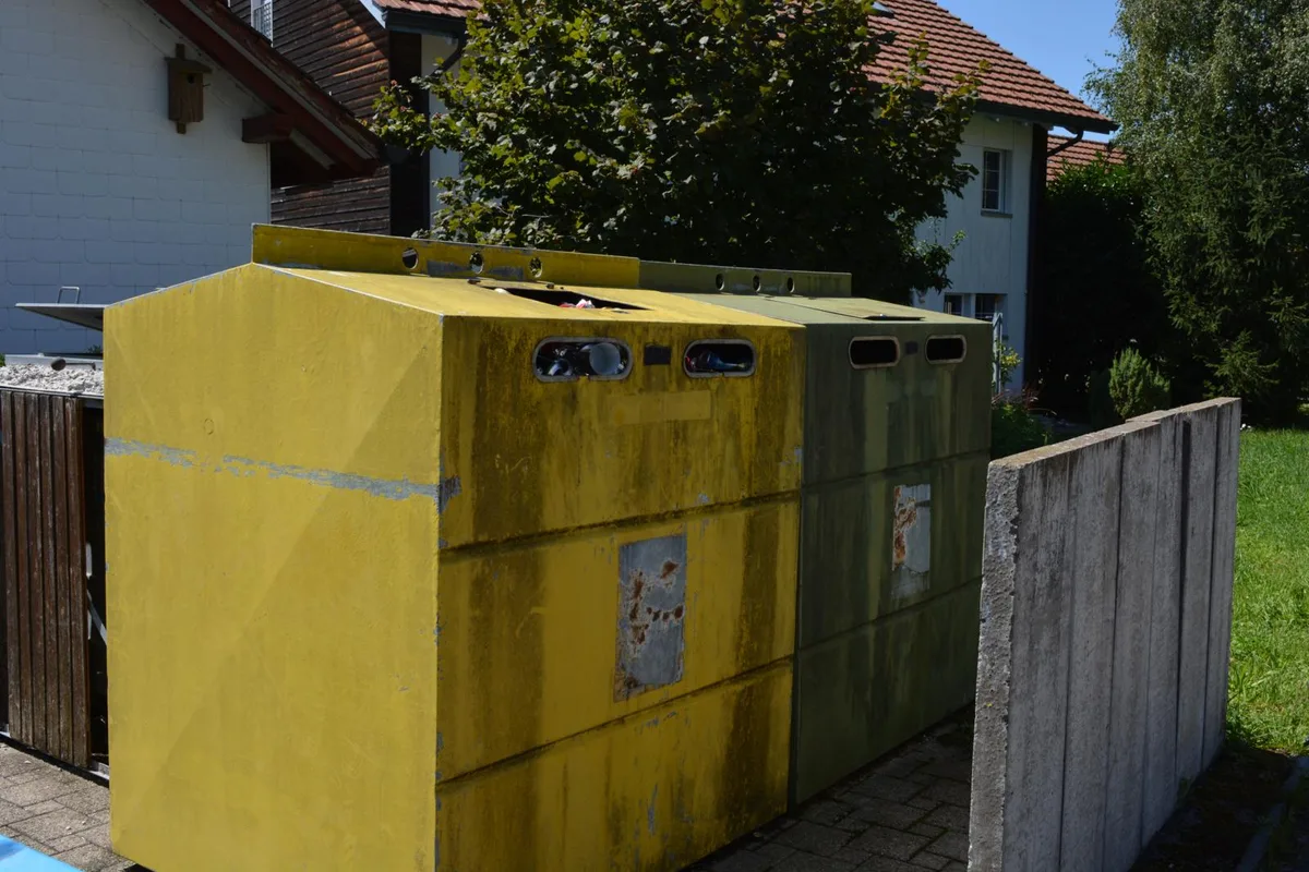 dsc_0037_preview Gehören bald der Vergangenheit an: Die alten Recycling-Container in Wildberg.