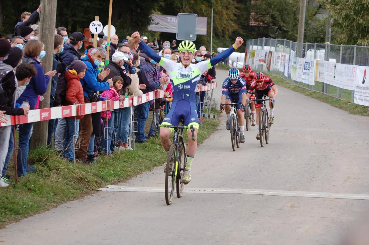 dsc_0211_preview Zweites Eliterennen, erster Sieg: Kevin Kuhn jubelt in Steinmaur.