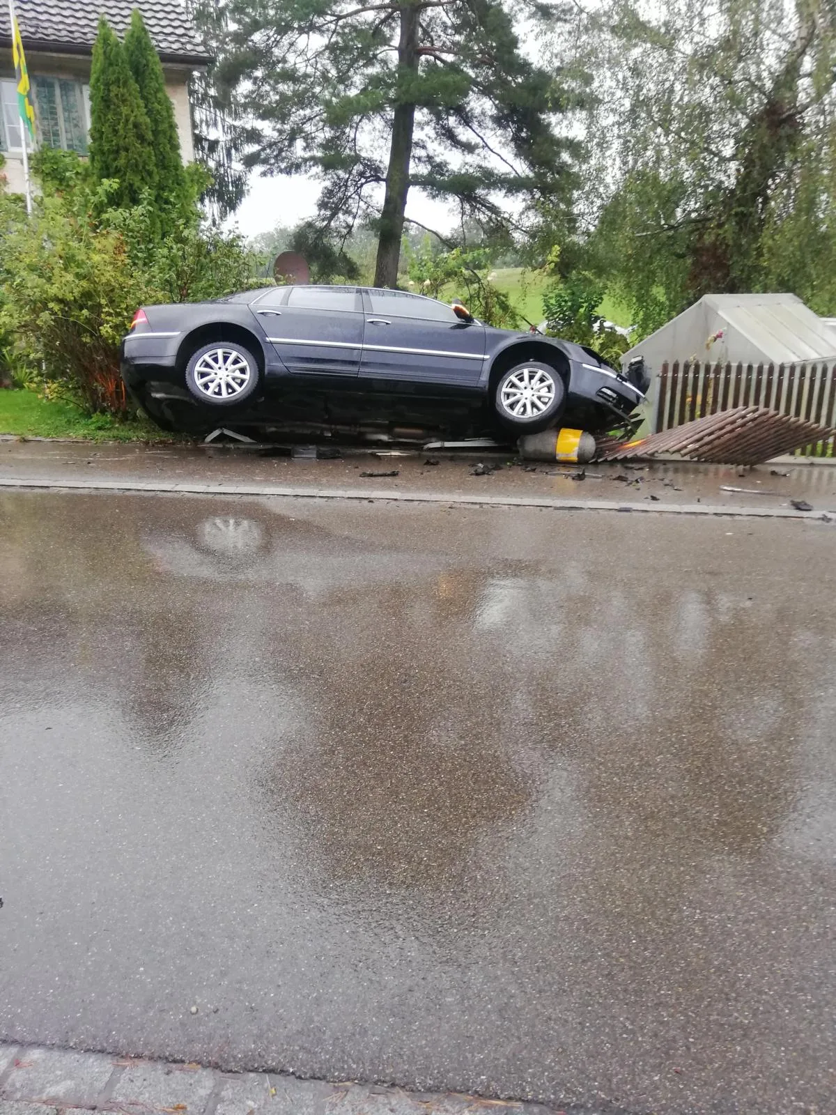 gartenzaun_preview Nach dem Ausweichmanöver blieb der Wagen im Gartenhag hängen. (PD), Auf seiner Fahrt rammte der Autofahrer einen der vielen Poller. (cb), Beim Unfall entstand am Auto und am Zaun Sachschaden. (cb), Der Unfall ist einer in einer ganzen Reihe entlang der Schönenwerdstrasse. (cb)