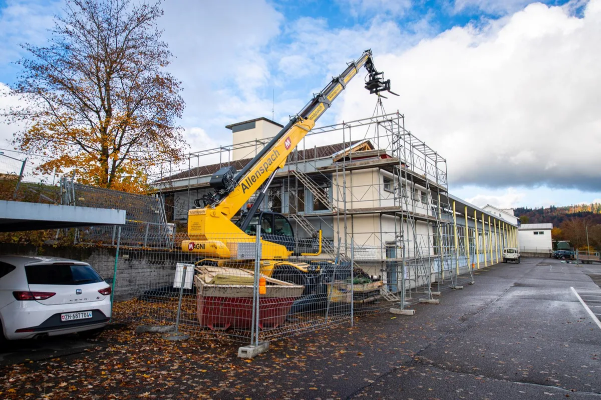 hittnau_27102020_abbruchwerkhof_sbo_1_preview Baugerüste, Baumaschinen: Es geht etwas auf dem Hittnauer Werkhof. , Bevor jedoch mit der eigentlichen Aufstockung des Gebäudes begonnen werden kann..., ... müssen einige Teile abgebrochen werden.