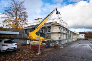 hittnau_27102020_abbruchwerkhof_sbo_1_preview Baugerüste, Baumaschinen: Es geht etwas auf dem Hittnauer Werkhof. , Bevor jedoch mit der eigentlichen Aufstockung des Gebäudes begonnen werden kann..., ... müssen einige Teile abgebrochen werden.