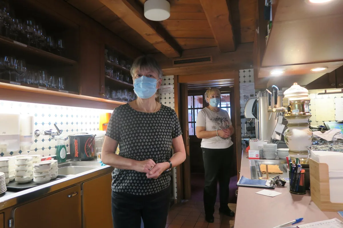 Weihnachtessen sind gestrichen, vermutlich kommt noch mehr hinzu. Vreni Kaufmann geht vom Schlimmsten aus., Die Gastronomin vom Illnauer Rössli glaubt aber, man werde das überstehen., Ezequiel Medrano vom Löwen Rüti macht sich grosse Sorgen ums Weihnachtsgeschäft., Im Ustermer Butcher's rechnet man indes besonders am Mittag mit einem Einbruch der Kundschaft.