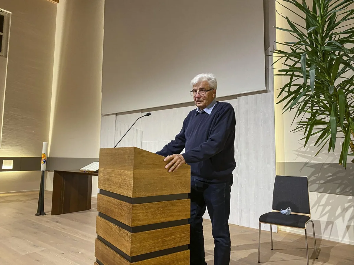 img_6305_preview Werner Hegnauer vermittelte in seinem Referat viel Wissenswertes über den deutschen Theologen Dietrich Bonhoeffer., Im Anschluss an das Referat bestand die Möglichkeit, sich zum Gehörten auszutauschen., Die vielen Bücher von und über Dietrich Bonhoeffer zeugen von einem bewegten Leben., An den Kirchwänden waren Fotos und Zitate aus dem Leben von Dietrich Bonhoeffer angebracht.