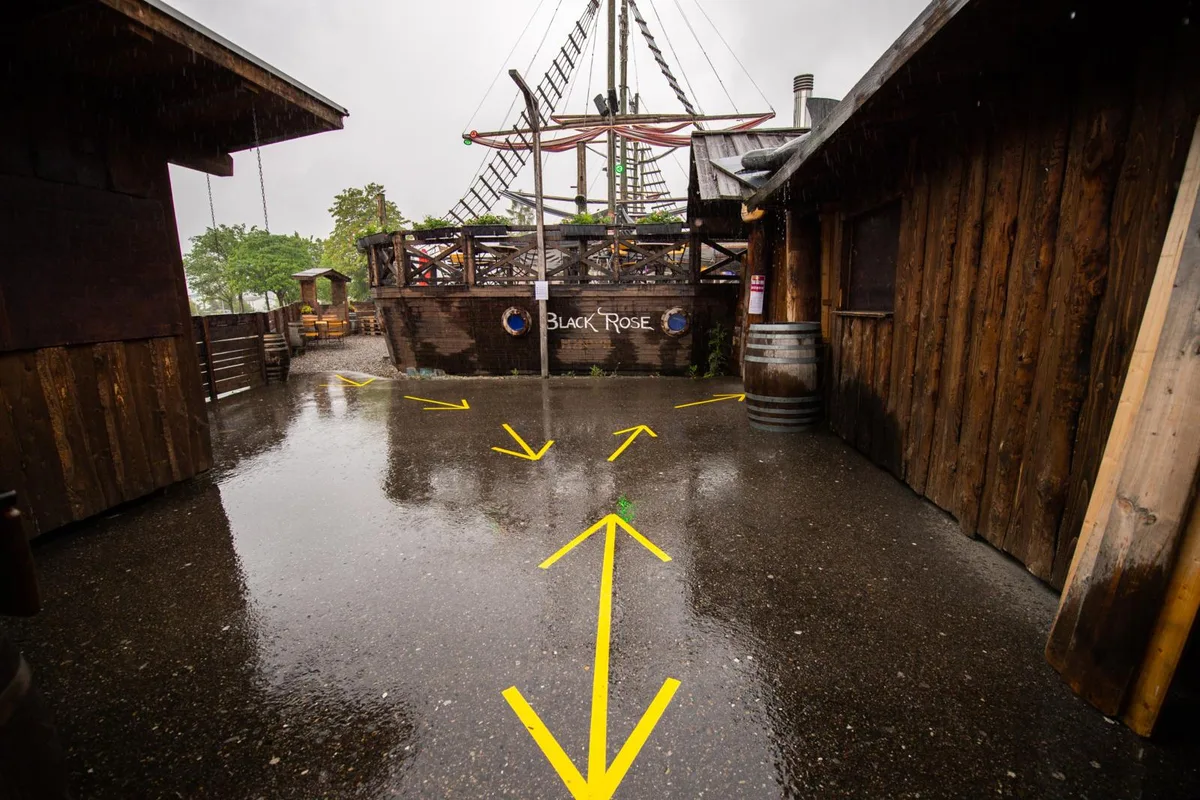 oberland_11052020_bartour_sbo_6_preview_0 Das Piratenschiff hat gelitten - laut Betreiber belaufen sich die Verluste auf mehrere 100'000 Franken., Im Molly Malones Wetzikon erwartet der Pächter einen klaren Gästerückgang., Nur in der Zeughausbar Uster fürchtet der Pächter keine grossen Veränderungen.