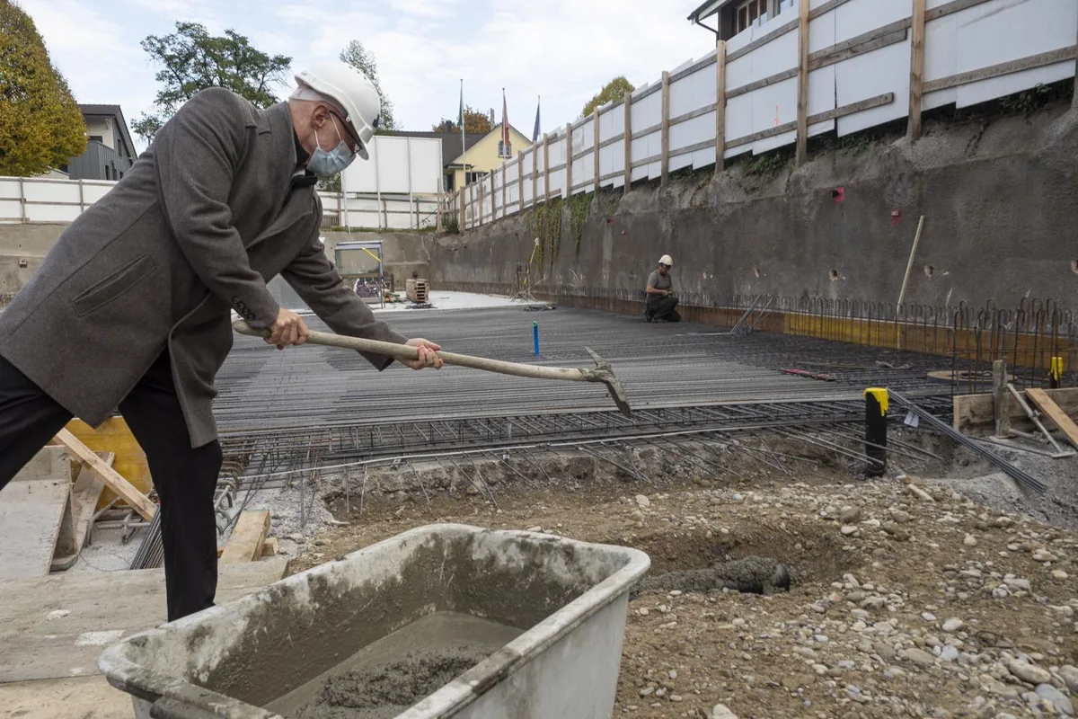 In Kollbrunn fand die Grundsteinlegung für das Casa Solaris statt., Das erste der beiden Gebäude entsteht im Eck von Dorfstrasse und Kapellenweg. , David Loser, Geschäftsführer&nbsp;Baukla Generalunternehmung AG, erklärte, warum der Anlass so wichtig ist., Anschliessend leitete er das Füllen der Zeitkapsel an., Auch die Zeller Gemeindepräsidentin Regula Ehrismann (EVP) war unter den Anwesenden., Clovis Défago, Verwaltungsratspräsident der Casa Solaris AG, freute sich über den Stand des Bauprojekts ..., ... und legte bei der Grundsteinlegung gleich selber mit Hand an., Projektleiter Jonathan Défago informierte über den Ablauf des Anlasses., Die Anwesenden bei der Grundsteinlegung, Corona-konform mit genügend Abstand.
