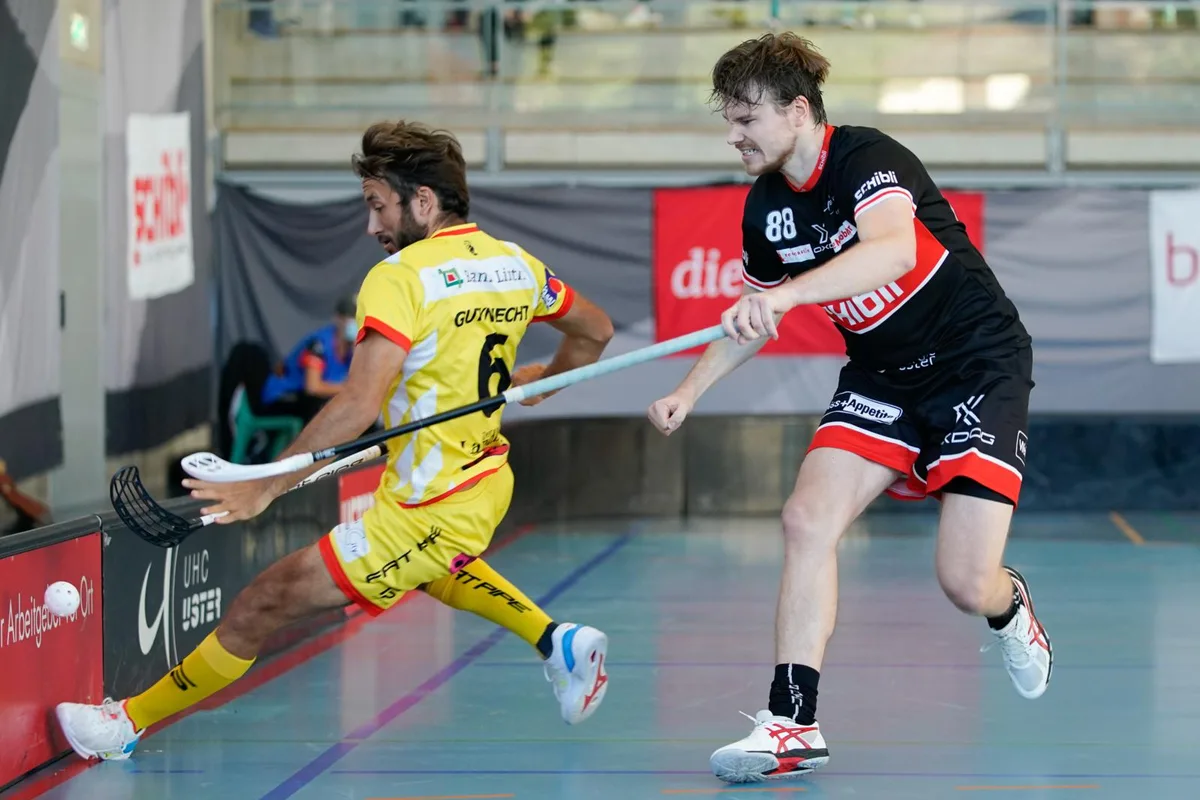sport_03102020_unihockeyusterrychenberg_dku__7__preview_0 Trainieren ja, spielen vorerst nein: Der UHC Uster (Markus Kulmala, rechts) muss sich für den Tag X fit halten.